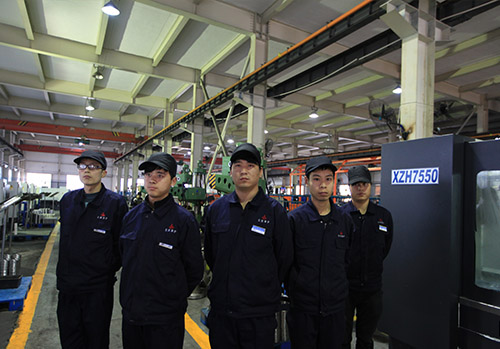 車間(jiān)生産作業人(ren)員合照-航天(tiān)泵閥