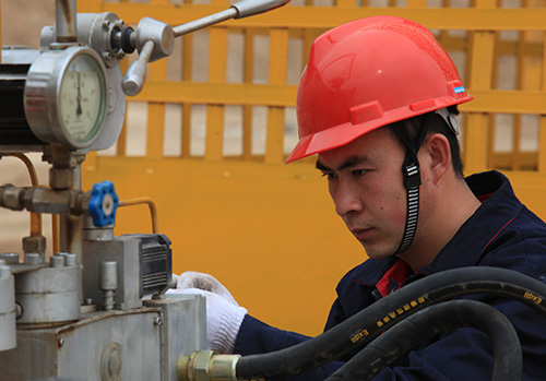 技術人員(yuan)調試工作(zuo)現場圖-航(háng)天泵閥